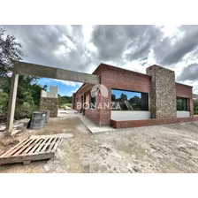 Casa En Venta En Pozo Con Piscina. A 1 Cuadra Y Media De La Playa De Punta Colorada, Piriápolis.