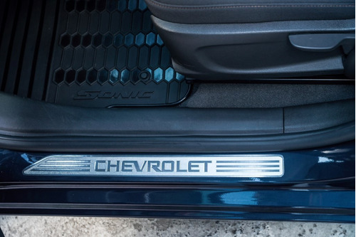 Moldura Cubre Estribo Delantero En Alumino Chevrolet Sonic Foto 5