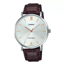 Reloj Pulsera Casio Dress Mtp-vt01 De Cuerpo Color Plateado, Analógico, Para Hombre, Fondo Plateado, Con Correa De Cuero Color Marrón, Agujas Color Naranja, Dial Naranja, Bisel Color Plateado Y Hebill