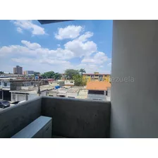 Moderno Apartamento En Alquiler En Centro De Barquisimeto, --24-- 20--803-- Excelente Ubicacion, Totalmente Amoblado, Maria, Agua Constante, Boraure, Cocina Equipada, Area De Servicio.