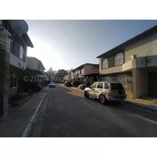 Bellisimo Townhouse De Dos Niveles ,con Remodelaciones Avanzadas En Obra Blanca