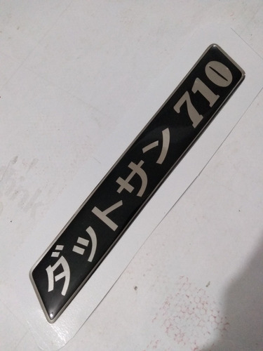 Emblema Datsun 710 Foto 2