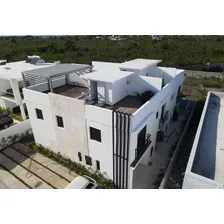 Venta De Townhouse En Residencial Bávaro Punta Cana.