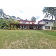 Quinta De Película Ubicada En Cerro Verde Con Exuberante Vista, Totalmente Privada Ytd