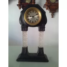 Antiguo Reloj De Mesa De Fundicion Con Cristales A Cuerda 