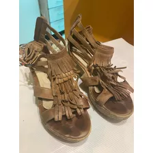 Sandalias Con Tiento Y Flecos.