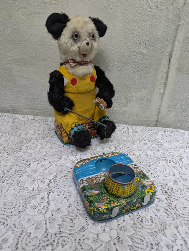 Antiguo Juguete De Hojalata Oso Pescador A Batería Vintage — imagen 1