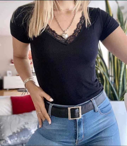 Remera De Modal Escote V Con Encaje Mana Corta