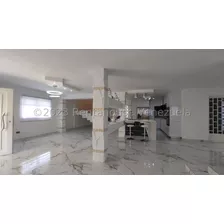 Majestuosa Casa Totalmente Remodelada Con Concepto Abierto, Acabados De Lujo, Delicados Minimalistas, Con Cocina A Gas Y Eléctrica Equipada Completamente E Isla Integrada. 