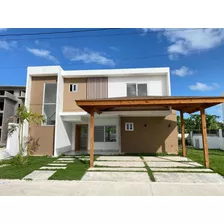 Alquiler Amplía Villa Con Línea Blanca En Punta Cana