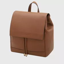 Mochila Feminina Couro Legítimo Botão Ímã Mariart Arpoador Cor Camel