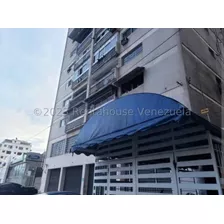 Apartamento En Venta En Altamira 23-17417 Yf