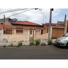 Casa Com 3 Dormitórios Próximo Ao Centro, Supermercado, Escola E Farmácia. 