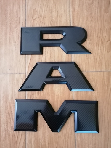Emblema Letra Ram Rebel Tapa Trasera 2018 Negro Fibra 5d Foto 2