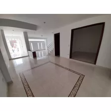 Barrio Altamira - Casa Con Terraza En Venta