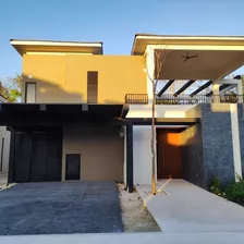 Casa Para Venta En Yucatan Country Club Cerca Universidad 