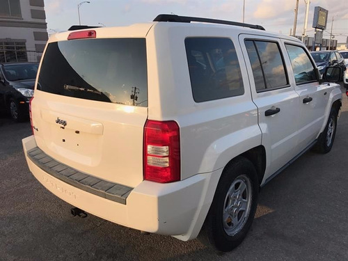 07-16 Jeep Patriot Chisguetero Medallon Trasero Color Rojo  Foto 5