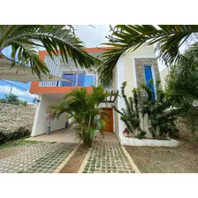 Villa Amoblada En Venta En El Ejecutivo, Punta Cana. Piscina