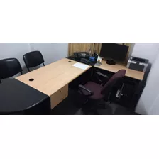 Escritorio Usado Con Las Sillas Sin Sillon Para Oficina