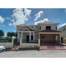 Casa En Alquiler En Punta Cana, Bavaro, 3 Habitaciones C/u C