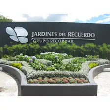 Dos Tumbas Independientes En Los Jardines Del Recuerdo