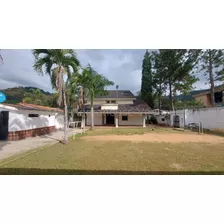 Amplia Casa De 370 Mts2 De Construccion Y 800mts2 De Terreno De Dos Pisos Bien Distribuida, Cada Cuarto Cuenta Con Baño Completo, Cocina Abierta, Amplios Jardines, 