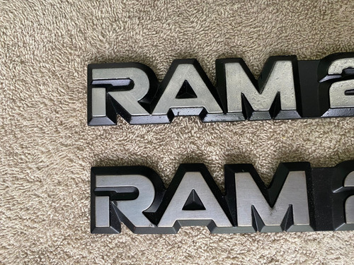Par De Emblemas Dodge Ram 250 Originales Con Detalle Foto 4