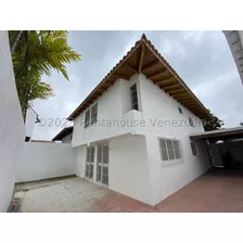 Practica Y Acogedora Casa De 205mts Totalmente Para Remodelar Y Reacondicionar, Ubicada En La Parte Mas Alta De La Urb. Los Palos Grandes. En Venta Los Palos Grandes Mls #23-19581 Carmen Febles 24-11