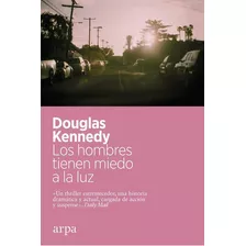 Los Hombres Tienen Miedo A La Luz, De Kennedy, Douglas. Editorial Arpa Editores, Tapa Blanda En Español