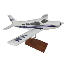 Maquete Avião Em Resina Embraer/ Piper Sertanejo 721 - 27 Cm