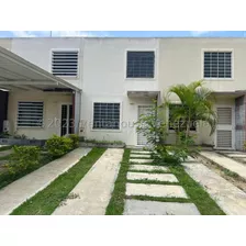 Rafael Gamarra Vende Bella Y Super Moderna Casa En A Pocos Min Del Este De Barquisimeto. Tranquilidad Y Seguridad Lista Para Habitar Y Acondicionar. 2 Habit, 1 Bano. Areas Verdes, Parque Infantil.