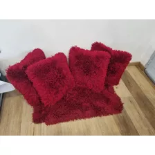 Juego De 4 Forros De Almohadones Peludos Y Alfombra Roja