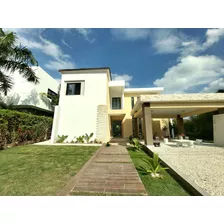 Villa Nueva En Venta Punta Cana Village, 4 Habitaciones, Con Piscina Y Doble Altura