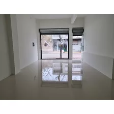 Local Comercial De 127 Mts Recientemnte Reformado En La Comercial A Pasos De Barrio Del Os Judios, Para Comercio O Deposito En Una Planta A La Calle. Sin Gc 