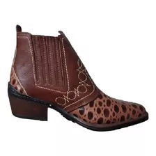 Bota Couro Estilo Country Festa Rodeio Cowboy Peao Botinha Linda Duas Cores Solado Costorado Cano Medio Salto Carrapeta