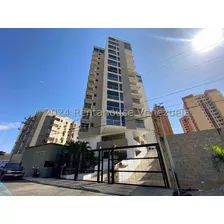 Raiza Suarez Vende En Una De Las Mejores Zonas De Baqto Acogedor Apartamento Ubicado En Triangulo Del Este Conectado A Planta Eléctrica, 140mts, Tien Piscina, Skybar, Vigilancia Privada 2 4 1 5 4 4 6