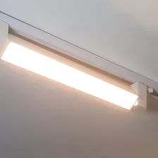 Luminária Led Difusa Branca P/trilho 20w 3000k Bivolt 34cm Cor Branco 110v/220v