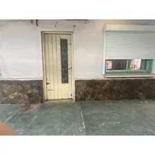 Se Vende Hermosa Casa En El Cerro De Montevideo. 2 Dormitorios. Muy Luminosa, A 3 Cuadras De La Terminal De Bus Y Las Principales Calles Comerciales. Entrada Auto. Acepta Entrega Inicial Resto Financi