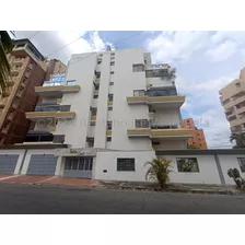 Jip 24-19585. Venta De Espectacular Penthouse De 3 Niveles, De 518,72 Mts2, 5 Hab., 4 Salas De Baños, Hermosa Cocina, Planta Eléctrica, Urbanismo Conectada A Pozo. En Urb. El Bosque. Maracay