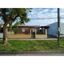 Venta De Buena Casa Padrón Único De 2 Dormitorios, Jardín Gran Patio Con Hormigón Y Verde Con Parrillero Y Pieza Piedras Bancas