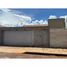 Casa Bem Localizada, Com Móveis Planejados, Climatizada E Com Energia Solar.