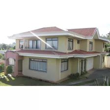 Venta De Casa En San Isidro De Heredia, Amplia.