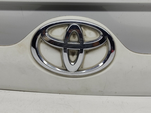 Moldura Emblema De Cajuela Toyota Matrix 09-13 Foto 3
