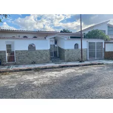 Casa En Alquiler En Calle Cerrada, Ubicada En La Urb. El Trigal Norte Valencia, Carabobo. Sin Amoblar, Cocina A Estrenar, Pisos Y Baños Remodelados, Aires Acondicionado En Todas La Habitaciones.