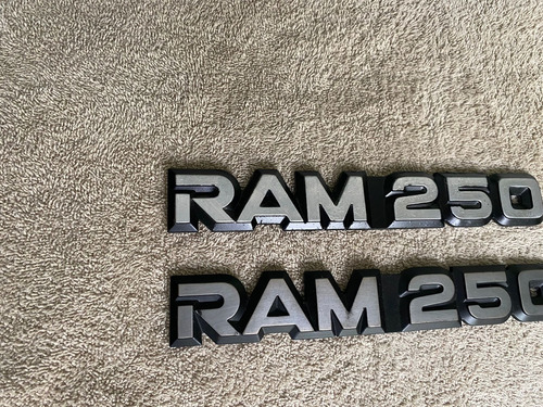 Par De Emblemas Dodge Ram 250 Originales Con Detalle Foto 3