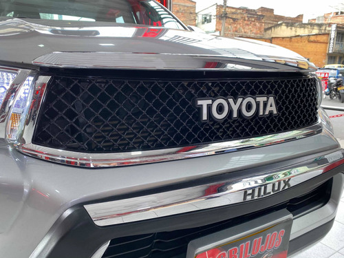 Persiana Toyota Hilux Revo 2017-2018 Toyota Letter Cromada Foto 2