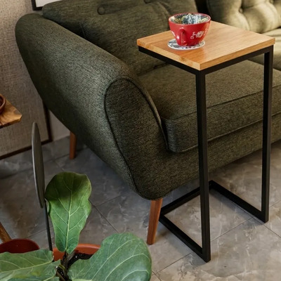 Mesita auxiliar común de caño y madera