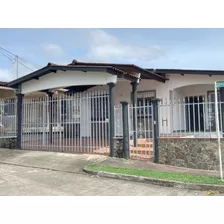 Casa Unifamiliar En Venta De Esquina Con 5 Cuartos En Panamá, Brisas Del Golf 