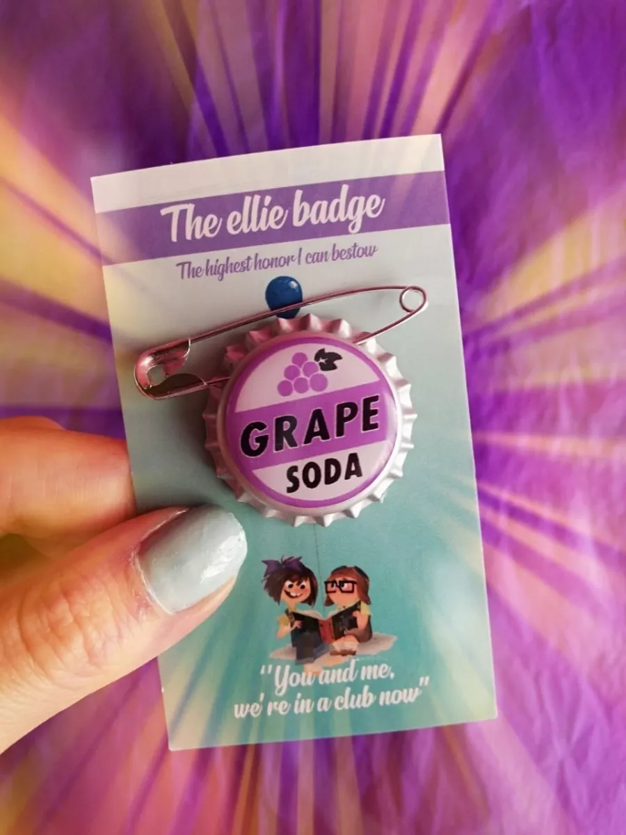 Pin Insignia Ellie Grape Soda. Película Up. Paquete 1 Unidad