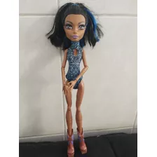 Monster High Robecca, Com Avaria Na Perna Direita 